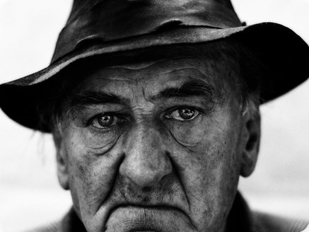 Portrait of an elderly man in a hat